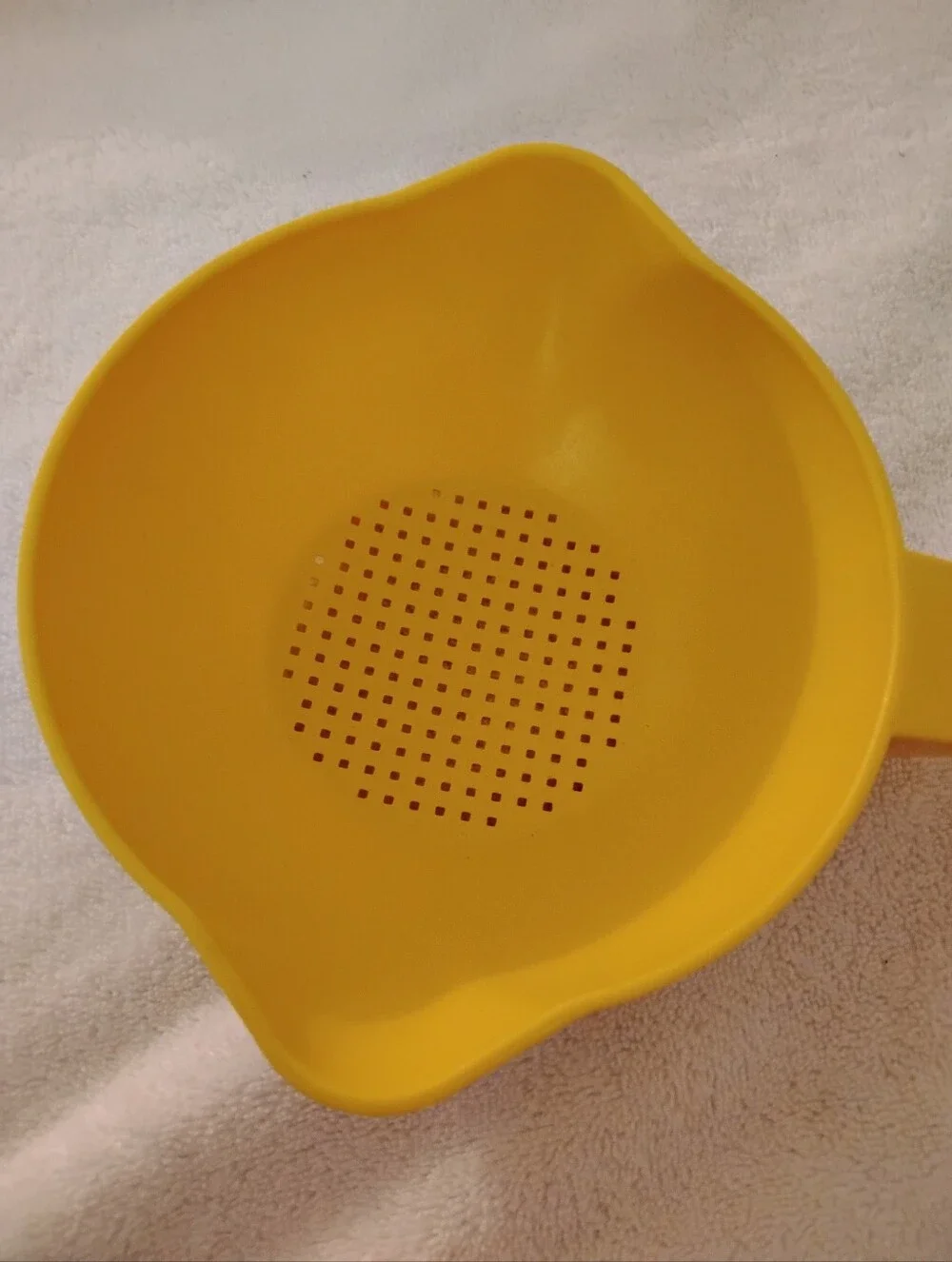 Tupperware 2 quart Strainer